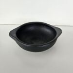 Cazuela de barro negra con asas